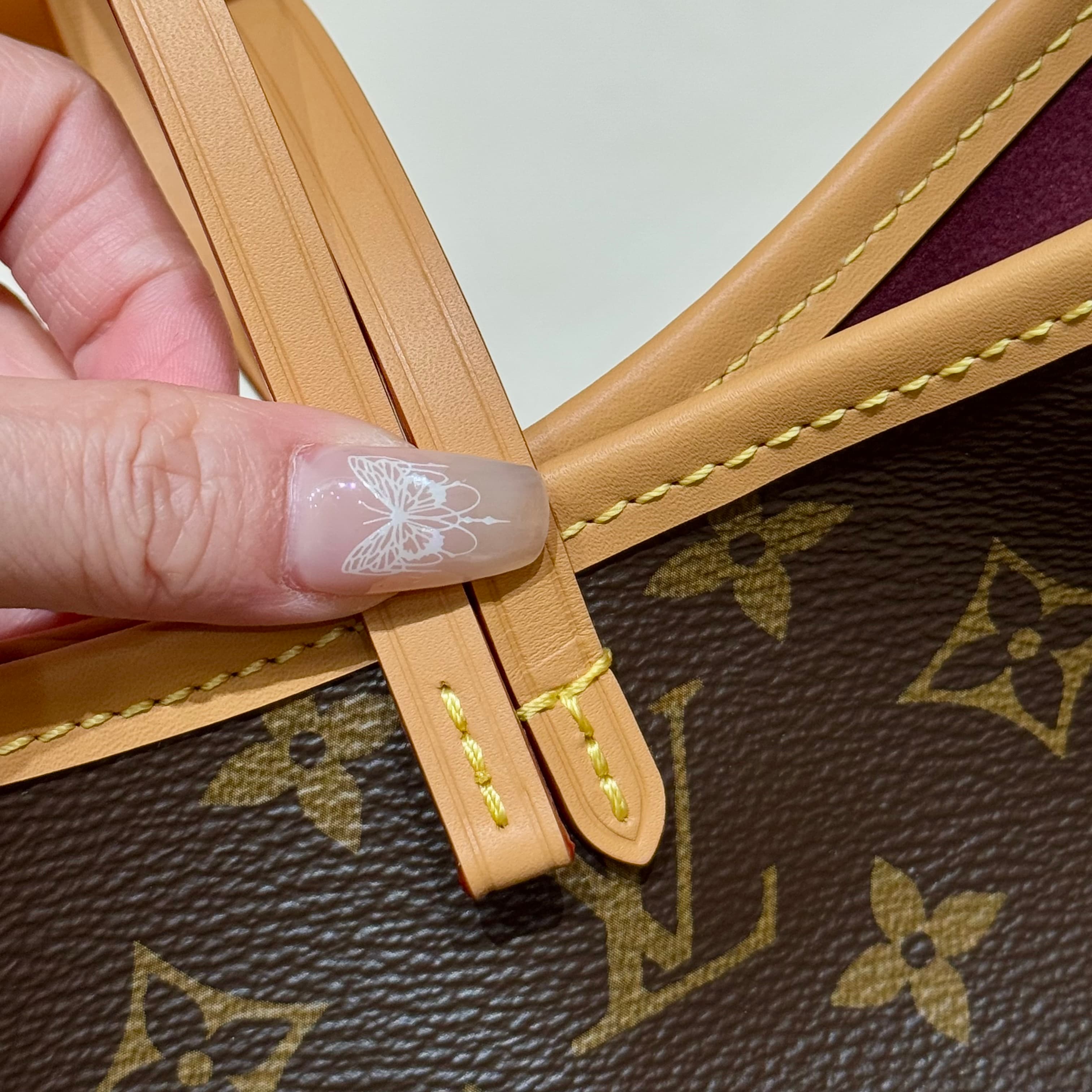 미우미우 비방트 스몰 토트백 화이트